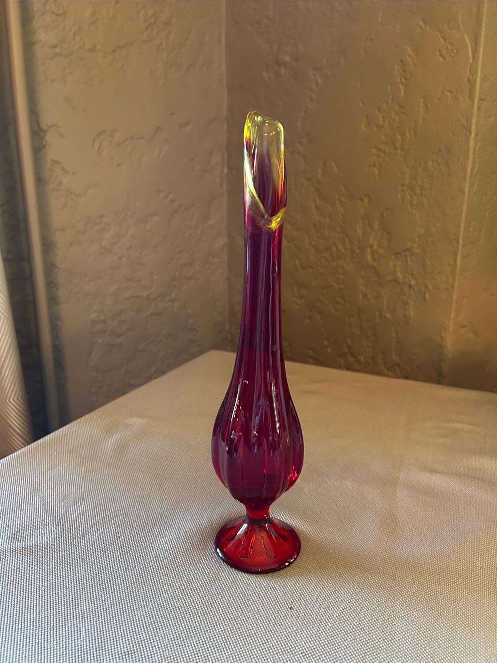 Vtg LE Smith, a  glass Viking vase
